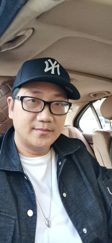 拥抱幸福的第一张照片--平潭相亲网